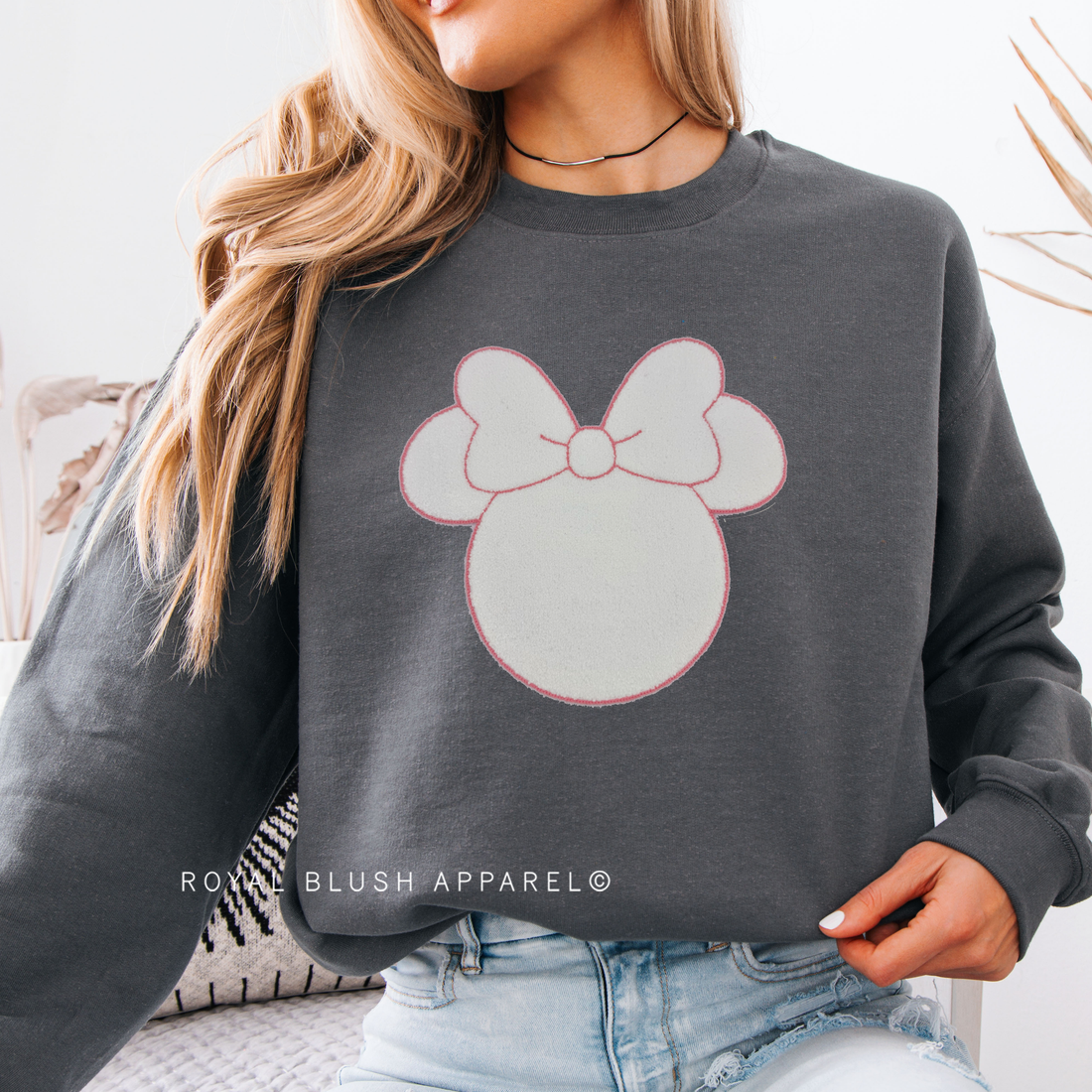 Bow chenille patch sweatshirt