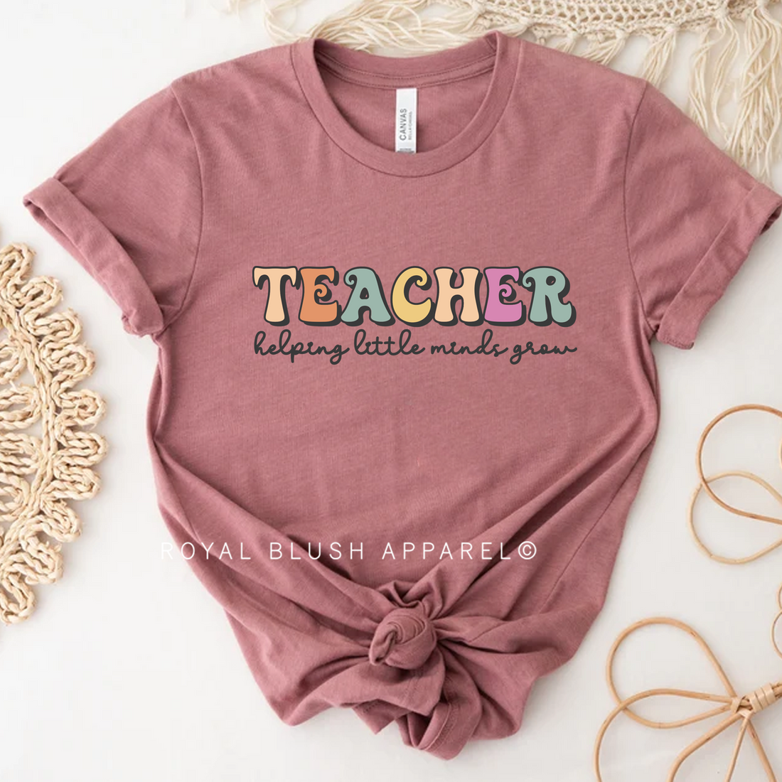 Un enseignant aide les petits esprits à développer un T-shirt unisexe décontracté